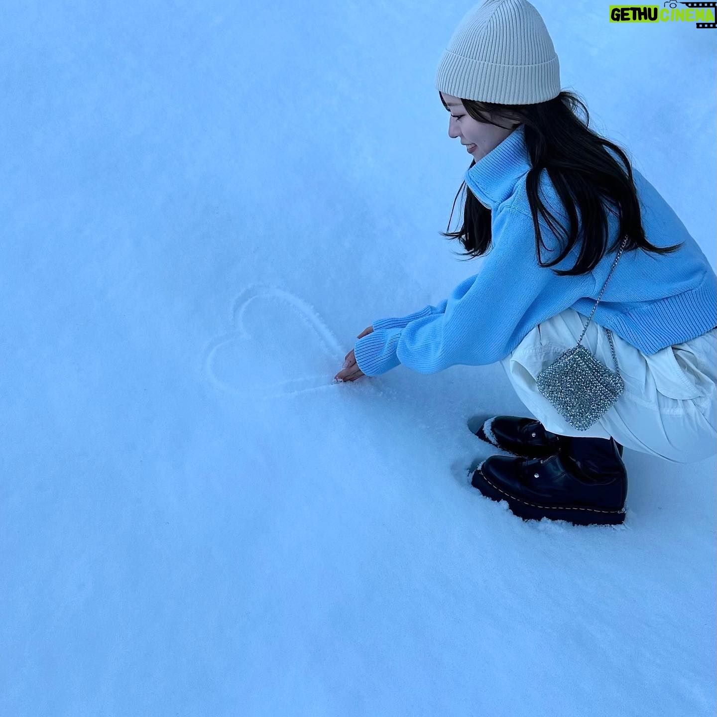 Hina Ishizaki Instagram - 今日の暑さに涼しくなる写真。 ありがとう冬!また来年⛄️❄️