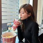 Hina Ishizaki Instagram – ⁡
タートルネック大好きで日に日に増えていく🫢🍿
母から譲り受けたバッグをカジュアルに👜♩
