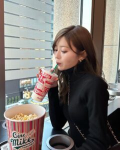 Hina Ishizaki Instagram - ⁡ タートルネック大好きで日に日に増えていく🫢🍿 母から譲り受けたバッグをカジュアルに👜♩