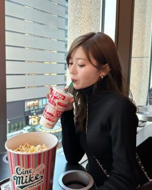 Hina Ishizaki Instagram - ⁡
タートルネック大好きで日に日に増えていく🫢🍿
母から譲り受けたバッグをカジュアルに👜♩