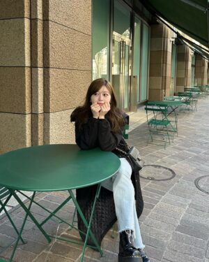 Hina Ishizaki Instagram - ⁡
タートルネック大好きで日に日に増えていく🫢🍿
母から譲り受けたバッグをカジュアルに👜♩