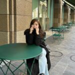 Hina Ishizaki Instagram - ⁡ タートルネック大好きで日に日に増えていく🫢🍿 母から譲り受けたバッグをカジュアルに👜♩