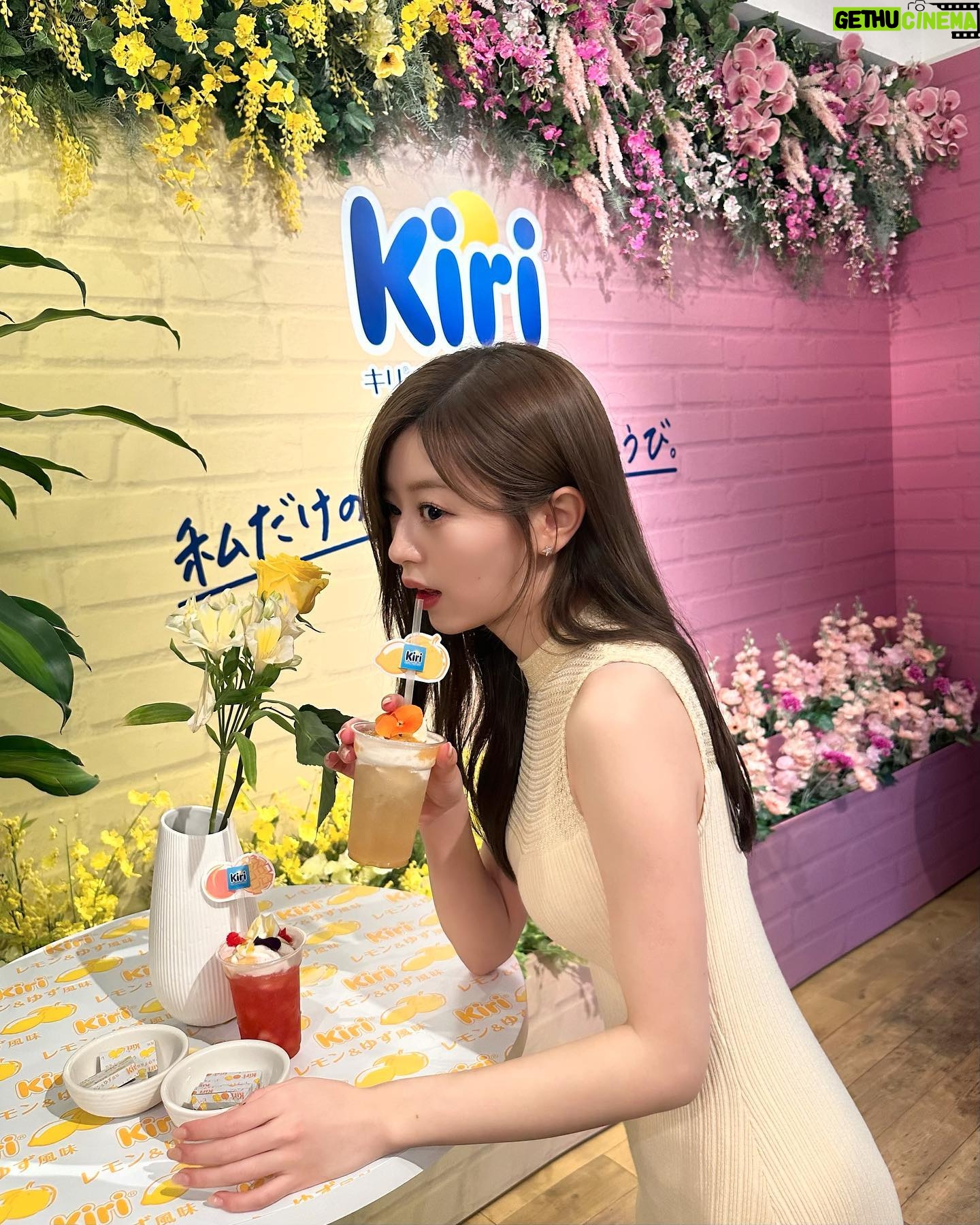 Hina Ishizaki Instagram - Kiri🐮🍋🍑 初めてのスイートフレーバーが登場! 新商品の世界観を体験できるポップアップイベント 「フルーティーなごほうびカフェ」にお邪魔しました♩ キリ フルーツブレンド 「キリ フルーツブレンド レモン&ゆず風味」 「キリ フルーツブレンド ピーチ&マンゴー」が新登場! イベントの様子を撮影してInstagramに投稿すると オリジナルドリンクや新商品が貰えたり!?しちゃいます🍹 さらにキリ フルーツブレンドを、 ご自身がリラックス・リフレッシュできる空間で一緒に撮影 指定のハッシュタグと共にInstagramに投稿すると 新商品やキリ オリジナル癒しグッズが当たるSNSキャンペーンも実施中かも🎁 詳しくは @kirijp_cp をチェックしてね~ #PR @kirijp_cp #kiri #キリ #kirifruitsblend #キリフルーツブレンド #プレゼントキャンペーン
