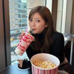 Hina Ishizaki Instagram - ⁡ タートルネック大好きで日に日に増えていく🫢🍿 母から譲り受けたバッグをカジュアルに👜♩