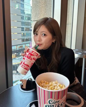 Hina Ishizaki Instagram - ⁡
タートルネック大好きで日に日に増えていく🫢🍿
母から譲り受けたバッグをカジュアルに👜♩
