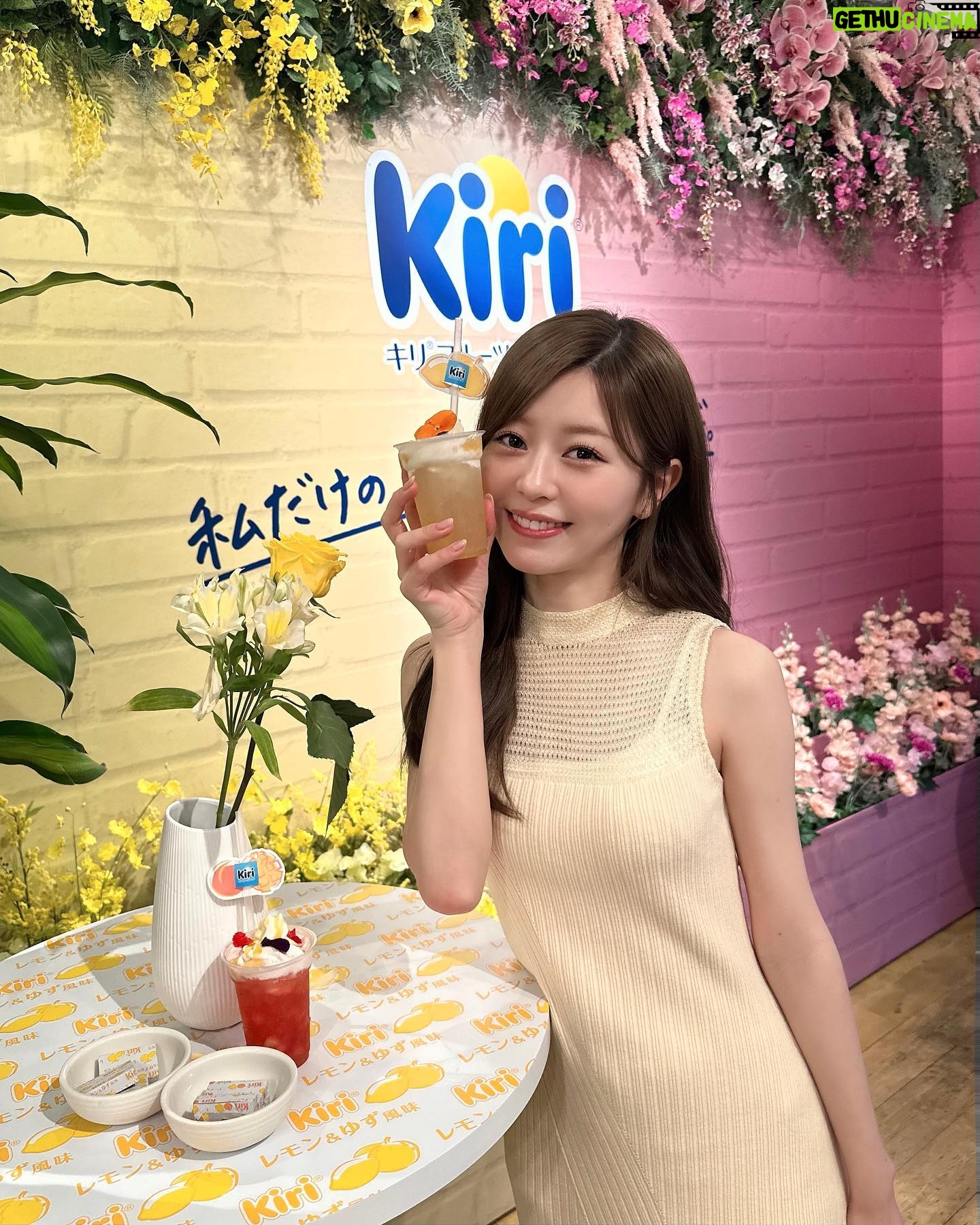 Hina Ishizaki Instagram - Kiri🐮🍋🍑 初めてのスイートフレーバーが登場! 新商品の世界観を体験できるポップアップイベント 「フルーティーなごほうびカフェ」にお邪魔しました♩ キリ フルーツブレンド 「キリ フルーツブレンド レモン&ゆず風味」 「キリ フルーツブレンド ピーチ&マンゴー」が新登場! イベントの様子を撮影してInstagramに投稿すると オリジナルドリンクや新商品が貰えたり!?しちゃいます🍹 さらにキリ フルーツブレンドを、 ご自身がリラックス・リフレッシュできる空間で一緒に撮影 指定のハッシュタグと共にInstagramに投稿すると 新商品やキリ オリジナル癒しグッズが当たるSNSキャンペーンも実施中かも🎁 詳しくは @kirijp_cp をチェックしてね~ #PR @kirijp_cp #kiri #キリ #kirifruitsblend #キリフルーツブレンド #プレゼントキャンペーン