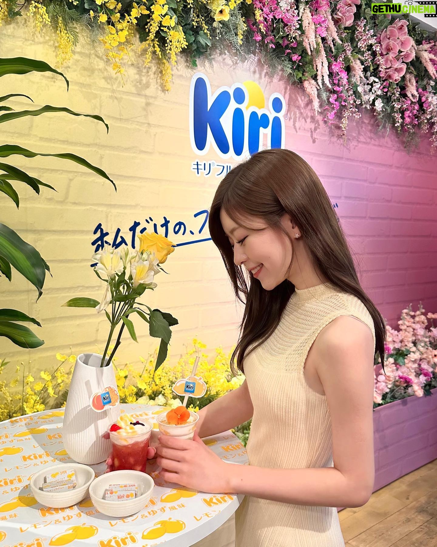 Hina Ishizaki Instagram - Kiri🐮🍋🍑 初めてのスイートフレーバーが登場! 新商品の世界観を体験できるポップアップイベント 「フルーティーなごほうびカフェ」にお邪魔しました♩ キリ フルーツブレンド 「キリ フルーツブレンド レモン&ゆず風味」 「キリ フルーツブレンド ピーチ&マンゴー」が新登場! イベントの様子を撮影してInstagramに投稿すると オリジナルドリンクや新商品が貰えたり!?しちゃいます🍹 さらにキリ フルーツブレンドを、 ご自身がリラックス・リフレッシュできる空間で一緒に撮影 指定のハッシュタグと共にInstagramに投稿すると 新商品やキリ オリジナル癒しグッズが当たるSNSキャンペーンも実施中かも🎁 詳しくは @kirijp_cp をチェックしてね~ #PR @kirijp_cp #kiri #キリ #kirifruitsblend #キリフルーツブレンド #プレゼントキャンペーン