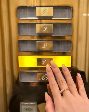 Hina Ishizaki Instagram - ⁡
タートルネック大好きで日に日に増えていく🫢🍿
母から譲り受けたバッグをカジュアルに👜♩