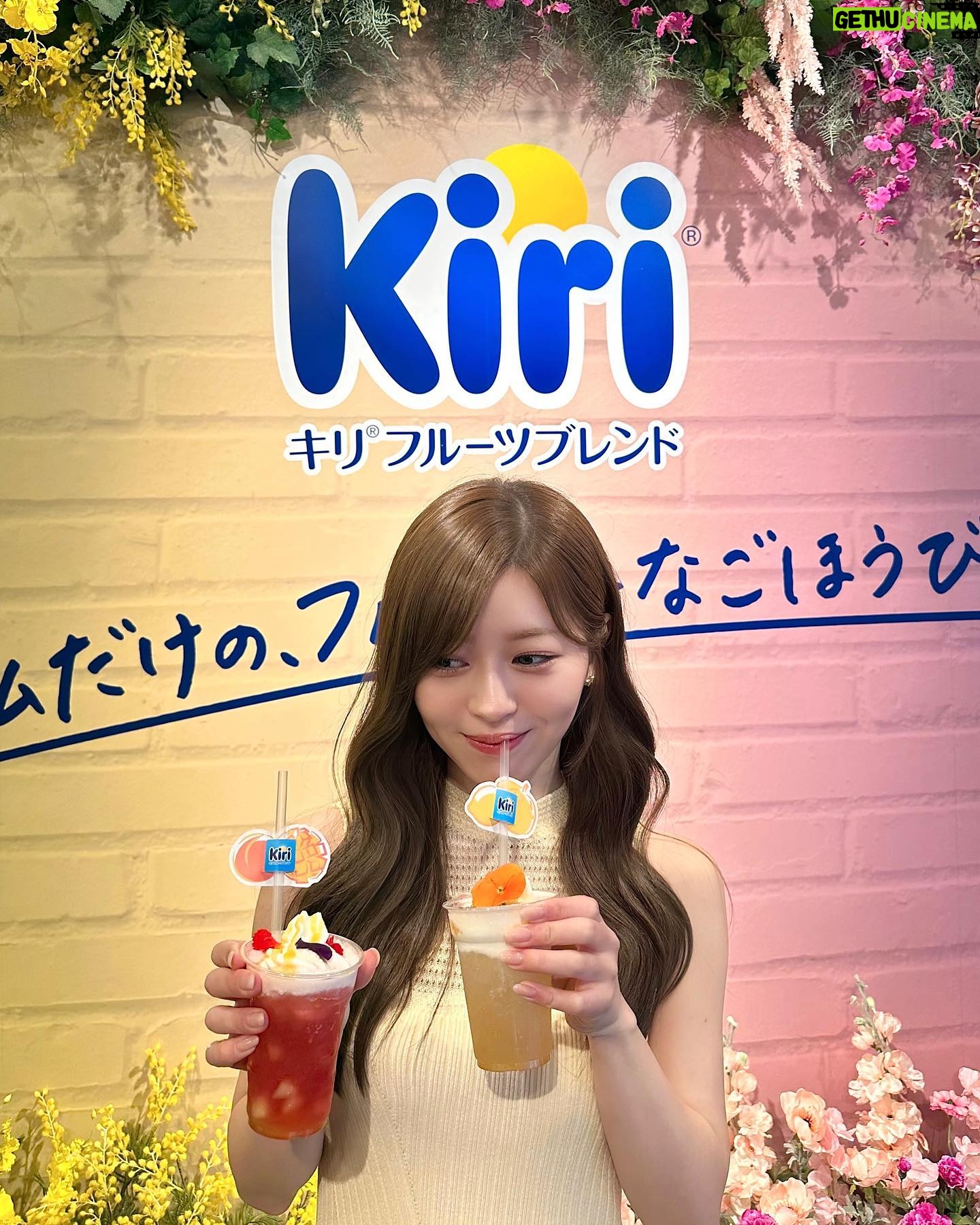 Hina Ishizaki Instagram - Kiri🐮🍋🍑 初めてのスイートフレーバーが登場! 新商品の世界観を体験できるポップアップイベント 「フルーティーなごほうびカフェ」にお邪魔しました♩ キリ フルーツブレンド 「キリ フルーツブレンド レモン&ゆず風味」 「キリ フルーツブレンド ピーチ&マンゴー」が新登場! イベントの様子を撮影してInstagramに投稿すると オリジナルドリンクや新商品が貰えたり!?しちゃいます🍹 さらにキリ フルーツブレンドを、 ご自身がリラックス・リフレッシュできる空間で一緒に撮影 指定のハッシュタグと共にInstagramに投稿すると 新商品やキリ オリジナル癒しグッズが当たるSNSキャンペーンも実施中かも🎁 詳しくは @kirijp_cp をチェックしてね~ #PR @kirijp_cp #kiri #キリ #kirifruitsblend #キリフルーツブレンド #プレゼントキャンペーン