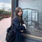 Hina Ishizaki Instagram - ⁡ ジャケットの丈感が可愛すぎ🧥♡ ミニ丈にはボリュームある靴が私のスタイル