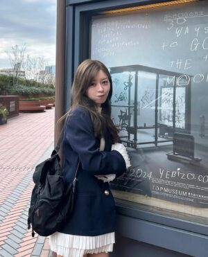 Hina Ishizaki Instagram - ⁡
ジャケットの丈感が可愛すぎ🧥♡
ミニ丈にはボリュームある靴が私のスタイル