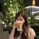 Hina Ishizaki Instagram - ⁡ 夜風の心地よい季節🗼♡ ⁡ 事務所がお引越ししたので周りを巡ってきた🐾 おにゅーの白スカートに合わせたコーデ!!