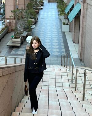 Hina Ishizaki Instagram - ⁡
select item💂🏻🤎
骨格ウェーブ身長156cm参考にしてみてね🎶
⁡
jacket : 23501398
tops : 24513978
hanger : 15243256
⁡
2024年初の最大級セール、最大90%OFF
新年一発目のお買い物はSHEINで揃えよう！🧧　
⁡
#PR #SHEIN  @shein_japan @sheinofficial
クーポンコード [ NYJP446 ]🪄
#SHEIN新春SALE #SHEINforAll #loveshein #saveinstyle #骨格ウェーブ #骨格ウェーブコーデ