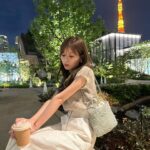 Hina Ishizaki Instagram - ⁡ 夜風の心地よい季節🗼♡ ⁡ 事務所がお引越ししたので周りを巡ってきた🐾 おにゅーの白スカートに合わせたコーデ!!