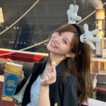 Hina Ishizaki Instagram - ⁡ 夕方からまったりして来た😽🚢🍿 ⁡ jacket @fray_id tops @rirandture_official jeans @levis_japan bag @snidel_official