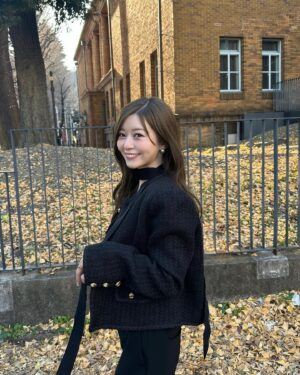 Hina Ishizaki Instagram - ⁡
select item💂🏻🤎
骨格ウェーブ身長156cm参考にしてみてね🎶
⁡
jacket : 23501398
tops : 24513978
hanger : 15243256
⁡
2024年初の最大級セール、最大90%OFF
新年一発目のお買い物はSHEINで揃えよう！🧧　
⁡
#PR #SHEIN  @shein_japan @sheinofficial
クーポンコード [ NYJP446 ]🪄
#SHEIN新春SALE #SHEINforAll #loveshein #saveinstyle #骨格ウェーブ #骨格ウェーブコーデ