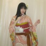 Hina Kagei Instagram - _ この度、京都丸紅の振袖ブランドJAPAN STYLEさんと コラボさせて頂きました👘 今回のシリーズは「 自由で華やかなファッションで楽しんでいた 大正～昭和初期の商家の令嬢をイメージ 」ということもあり、 色々なタッチの四季のお花が散りばめられている華やかな振袖が 可愛いのはもちろん、 私自身、実際に着てみて振袖ってこんなにも自由に組み合わせたり 個性が出せて楽しめるものなんだと感動しました 普段着ているお洋服と同じように、振袖も自由に華やかに自分らしく着れるってテンションも上がるし素敵だな〜と☺︎ 他にも、珍しいデザインの髪飾りや腰に巻くリボンだったりと色々な種類の小物が豊富なのも魅力的でした🎀 この先、成人式を迎える子やそういうご家族がいる方、 そして日本だけでなく海外の方にもこの素敵なお着物が広まりますように☺︎