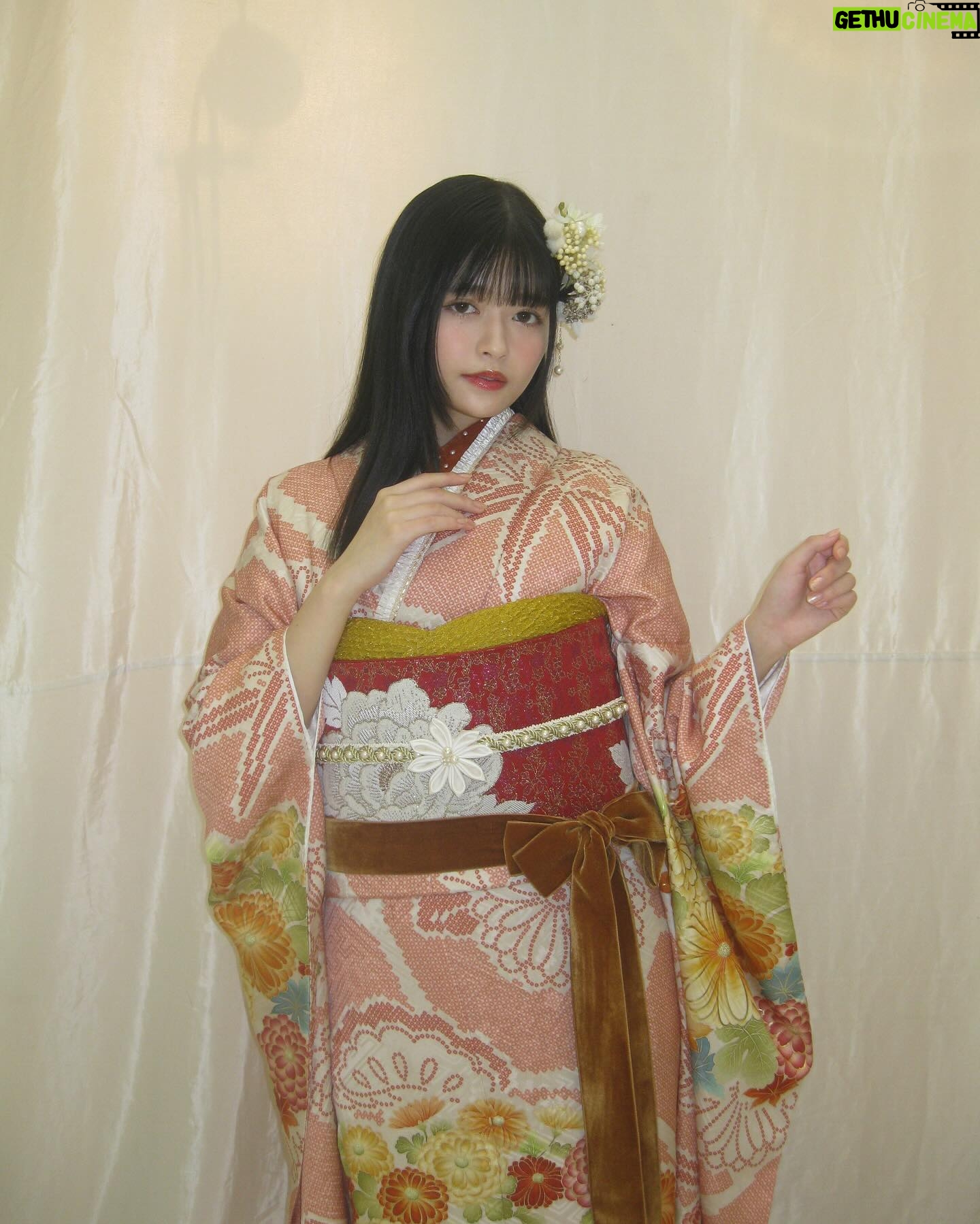 Hina Kagei Instagram - _ この度、京都丸紅の振袖ブランドJAPAN STYLEさんと コラボさせて頂きました👘 今回のシリーズは「 自由で華やかなファッションで楽しんでいた 大正~昭和初期の商家の令嬢をイメージ 」ということもあり、 色々なタッチの四季のお花が散りばめられている華やかな振袖が 可愛いのはもちろん、 私自身、実際に着てみて振袖ってこんなにも自由に組み合わせたり 個性が出せて楽しめるものなんだと感動しました 普段着ているお洋服と同じように、振袖も自由に華やかに自分らしく着れるってテンションも上がるし素敵だな〜と☺︎ 他にも、珍しいデザインの髪飾りや腰に巻くリボンだったりと色々な種類の小物が豊富なのも魅力的でした🎀 この先、成人式を迎える子やそういうご家族がいる方、 そして日本だけでなく海外の方にもこの素敵なお着物が広まりますように☺︎