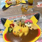 Hina Kagei Instagram - ポケモンカフェ⚡️ 当たり前だけどお店の中も流れてるBGMも運ばれてくる料理も ぜーんぶポケモンだらけで幸せ空間過ぎた〜^._.^‪ ♡゛‬ 帰りにポケモンセンター行ってクワッスのぬいぐるみに ナンジャモステッカーや初のポケカ、ゲットしてきた、 ポケカデビューしたい