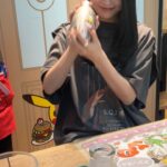Hina Kagei Instagram - ポケモンカフェ⚡️ 当たり前だけどお店の中も流れてるBGMも運ばれてくる料理も ぜーんぶポケモンだらけで幸せ空間過ぎた〜^._.^‪ ♡゛‬ 帰りにポケモンセンター行ってクワッスのぬいぐるみに ナンジャモステッカーや初のポケカ、ゲットしてきた、 ポケカデビューしたい