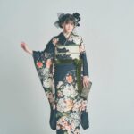Hina Kagei Instagram - _ この度、京都丸紅の振袖ブランドJAPAN STYLEさんと コラボさせて頂きました👘 今回のシリーズは「 自由で華やかなファッションで楽しんでいた 大正～昭和初期の商家の令嬢をイメージ 」ということもあり、 色々なタッチの四季のお花が散りばめられている華やかな振袖が 可愛いのはもちろん、 私自身、実際に着てみて振袖ってこんなにも自由に組み合わせたり 個性が出せて楽しめるものなんだと感動しました 普段着ているお洋服と同じように、振袖も自由に華やかに自分らしく着れるってテンションも上がるし素敵だな〜と☺︎ 他にも、珍しいデザインの髪飾りや腰に巻くリボンだったりと色々な種類の小物が豊富なのも魅力的でした🎀 この先、成人式を迎える子やそういうご家族がいる方、 そして日本だけでなく海外の方にもこの素敵なお着物が広まりますように☺︎