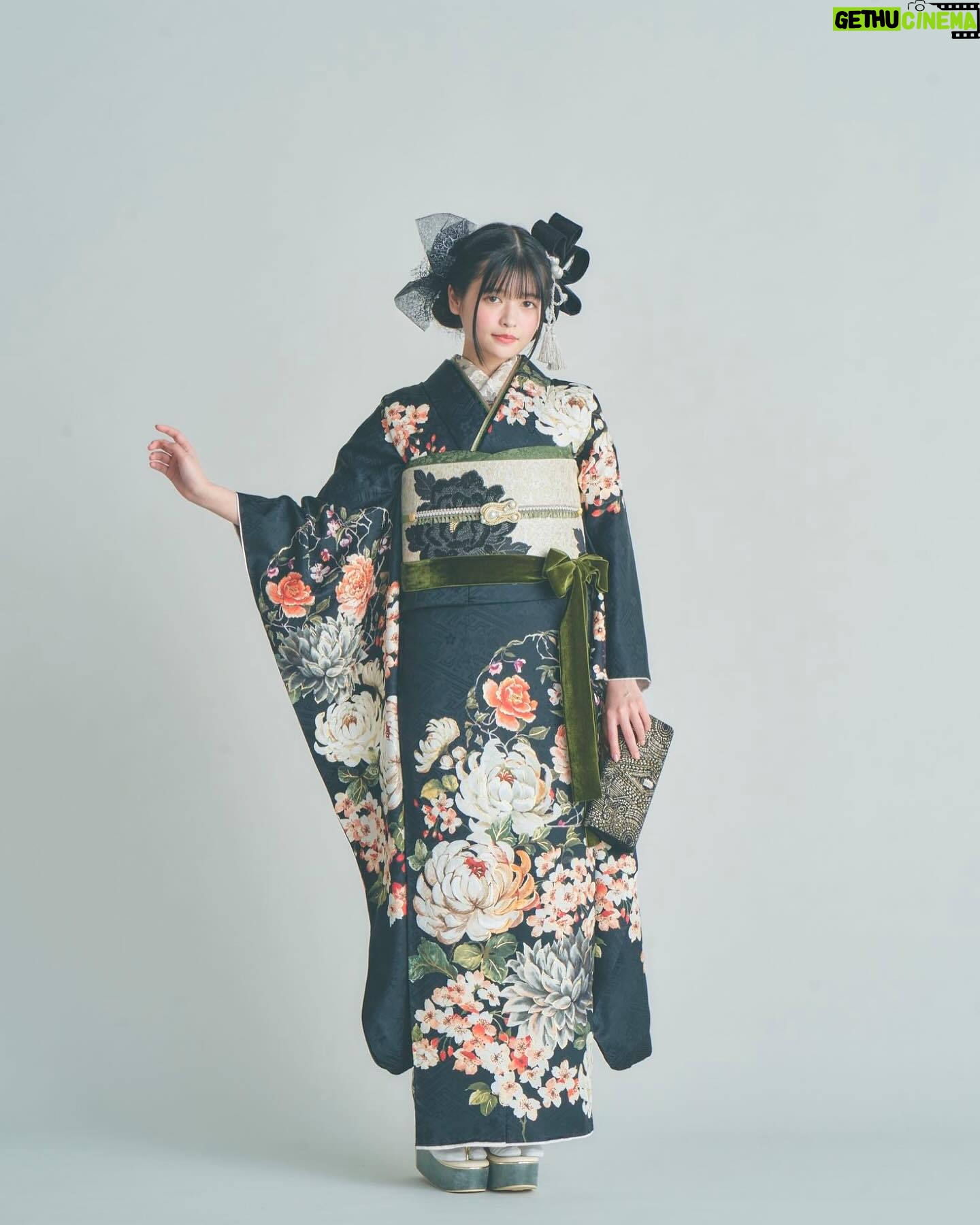Hina Kagei Instagram - _ この度、京都丸紅の振袖ブランドJAPAN STYLEさんと コラボさせて頂きました👘 今回のシリーズは「 自由で華やかなファッションで楽しんでいた 大正~昭和初期の商家の令嬢をイメージ 」ということもあり、 色々なタッチの四季のお花が散りばめられている華やかな振袖が 可愛いのはもちろん、 私自身、実際に着てみて振袖ってこんなにも自由に組み合わせたり 個性が出せて楽しめるものなんだと感動しました 普段着ているお洋服と同じように、振袖も自由に華やかに自分らしく着れるってテンションも上がるし素敵だな〜と☺︎ 他にも、珍しいデザインの髪飾りや腰に巻くリボンだったりと色々な種類の小物が豊富なのも魅力的でした🎀 この先、成人式を迎える子やそういうご家族がいる方、 そして日本だけでなく海外の方にもこの素敵なお着物が広まりますように☺︎