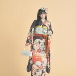 Hina Kagei Instagram - _ この度、京都丸紅の振袖ブランドJAPAN STYLEさんと コラボさせて頂きました👘 今回のシリーズは「 自由で華やかなファッションで楽しんでいた 大正～昭和初期の商家の令嬢をイメージ 」ということもあり、 色々なタッチの四季のお花が散りばめられている華やかな振袖が 可愛いのはもちろん、 私自身、実際に着てみて振袖ってこんなにも自由に組み合わせたり 個性が出せて楽しめるものなんだと感動しました 普段着ているお洋服と同じように、振袖も自由に華やかに自分らしく着れるってテンションも上がるし素敵だな〜と☺︎ 他にも、珍しいデザインの髪飾りや腰に巻くリボンだったりと色々な種類の小物が豊富なのも魅力的でした🎀 この先、成人式を迎える子やそういうご家族がいる方、 そして日本だけでなく海外の方にもこの素敵なお着物が広まりますように☺︎