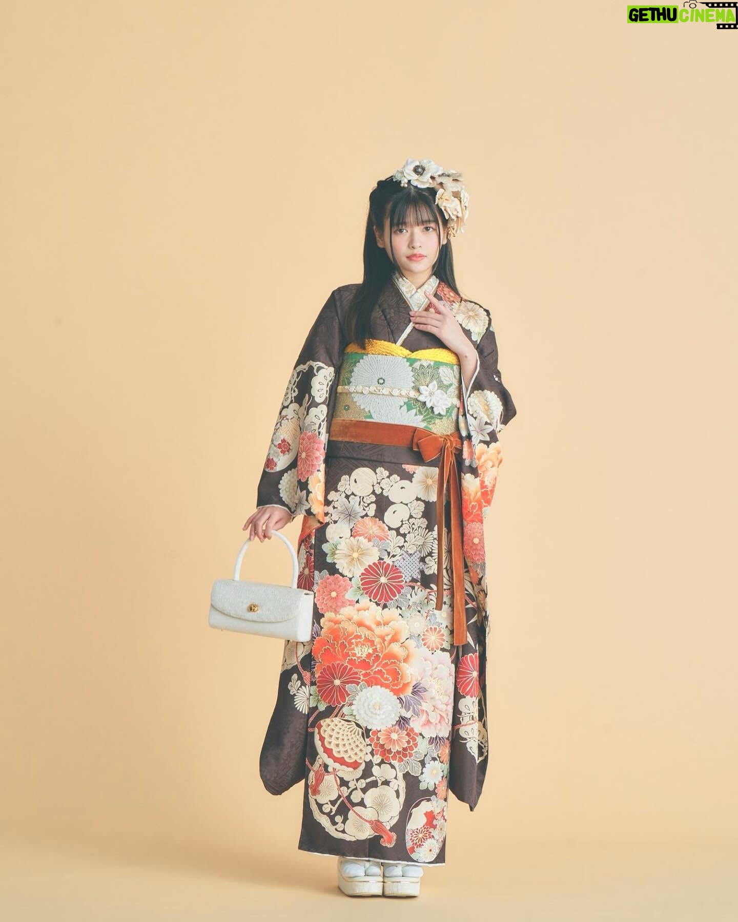 Hina Kagei Instagram - _ この度、京都丸紅の振袖ブランドJAPAN STYLEさんと コラボさせて頂きました👘 今回のシリーズは「 自由で華やかなファッションで楽しんでいた 大正~昭和初期の商家の令嬢をイメージ 」ということもあり、 色々なタッチの四季のお花が散りばめられている華やかな振袖が 可愛いのはもちろん、 私自身、実際に着てみて振袖ってこんなにも自由に組み合わせたり 個性が出せて楽しめるものなんだと感動しました 普段着ているお洋服と同じように、振袖も自由に華やかに自分らしく着れるってテンションも上がるし素敵だな〜と☺︎ 他にも、珍しいデザインの髪飾りや腰に巻くリボンだったりと色々な種類の小物が豊富なのも魅力的でした🎀 この先、成人式を迎える子やそういうご家族がいる方、 そして日本だけでなく海外の方にもこの素敵なお着物が広まりますように☺︎
