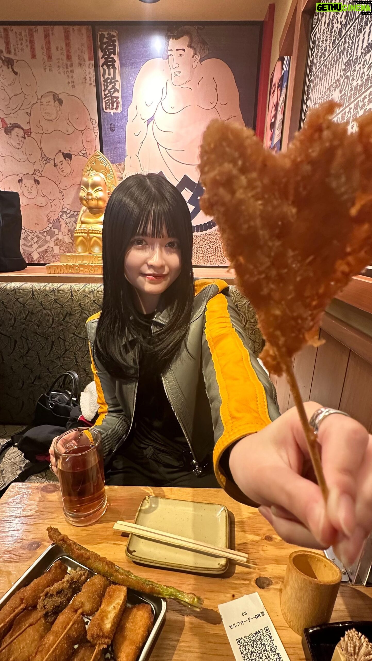 Hina Kagei Instagram - チーズ伸ばそうとしたらただ牙が出来た動画🧀 #串カツって美味しいよね #みんなは何本食べれる? #フィルムっぽく撮れたらエモいかなって思ったけど #普通のカメラで撮れば良かったかも #大阪旅行