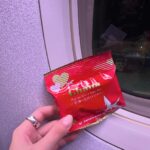 Hina Kagei Instagram - happy Valentine🍫 今年のバレンタインは県外でのお仕事でした！バレンタインらしい写真がなかったけど、飛行機乗る時にチョコ貰えたのでこれでセーフ！！ 最近カメラ熱が燃え上がってきて新しく2台買っちゃった📸🤎