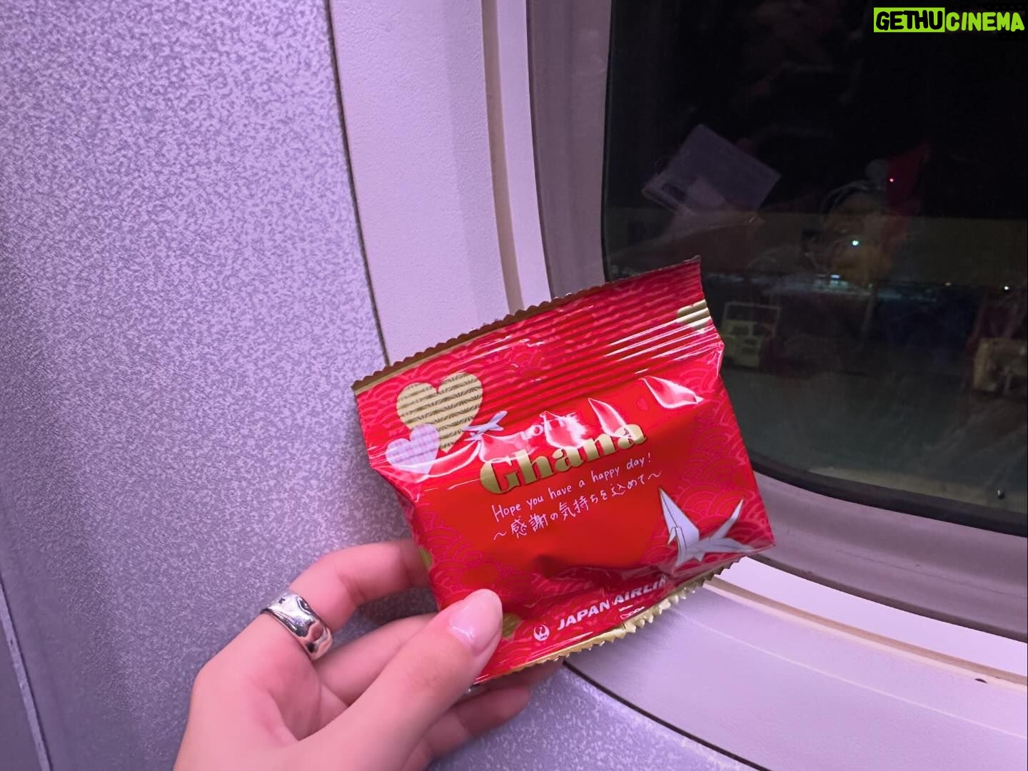 Hina Kagei Instagram - happy Valentine🍫 今年のバレンタインは県外でのお仕事でした!バレンタインらしい写真がなかったけど、飛行機乗る時にチョコ貰えたのでこれでセーフ!! 最近カメラ熱が燃え上がってきて新しく2台買っちゃった📸🤎