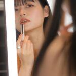 Hina Kagei Instagram - 4月5日発売の RMK デューイーメルト リップカラー ローンチイベントに行ってきました💄 私のセレクトは01の"マイチャイ" ベージュトーンの色味で肌馴染みがいいカラー🤎 軽い付け心地なのにむちっと唇に立体感がでて 飲み物を飲んでもグラスに色が付かない、 つけたての質感が続くという魅力溢れるリップ。 この写真リップベースライナーも使用してるんだけど 01の"シエナ スエード" 単色使いも出来るし最高に良かった☺︎ #PR @rmkofficial