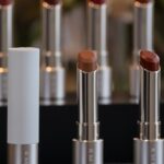 Hina Kagei Instagram - 4月5日発売の RMK デューイーメルト リップカラー ローンチイベントに行ってきました💄 私のセレクトは01の"マイチャイ" ベージュトーンの色味で肌馴染みがいいカラー🤎 軽い付け心地なのにむちっと唇に立体感がでて 飲み物を飲んでもグラスに色が付かない、 つけたての質感が続くという魅力溢れるリップ。 この写真リップベースライナーも使用してるんだけど 01の"シエナ スエード" 単色使いも出来るし最高に良かった☺︎ #PR @rmkofficial