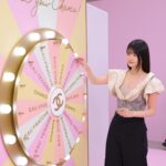 Hina Kagei Instagram - _ @CHANEL.BEAUTYのフレグランス「チャンス」の イベントにご招待頂きました🫧 カラフルで華やかな世界観が広がっていて タロットでその日の気分の香りを占ってもらったら CHANELのフレグランスの中で私が初めてつけた ジャスミンベースの香りにピンクペッパーがアクセントとなる 「チャンス」でした💛 自分の気分を上げて頑張りたいときに香りで後押ししてくれるから勝負事や大事な日などに身に纏ってココ・シャネルの様に 自らの手でチャンスを掴み取っていくぞ〜☺︎ #PR #CHANEL #CHANCE #CHANELFRAGRANCE #シャネル