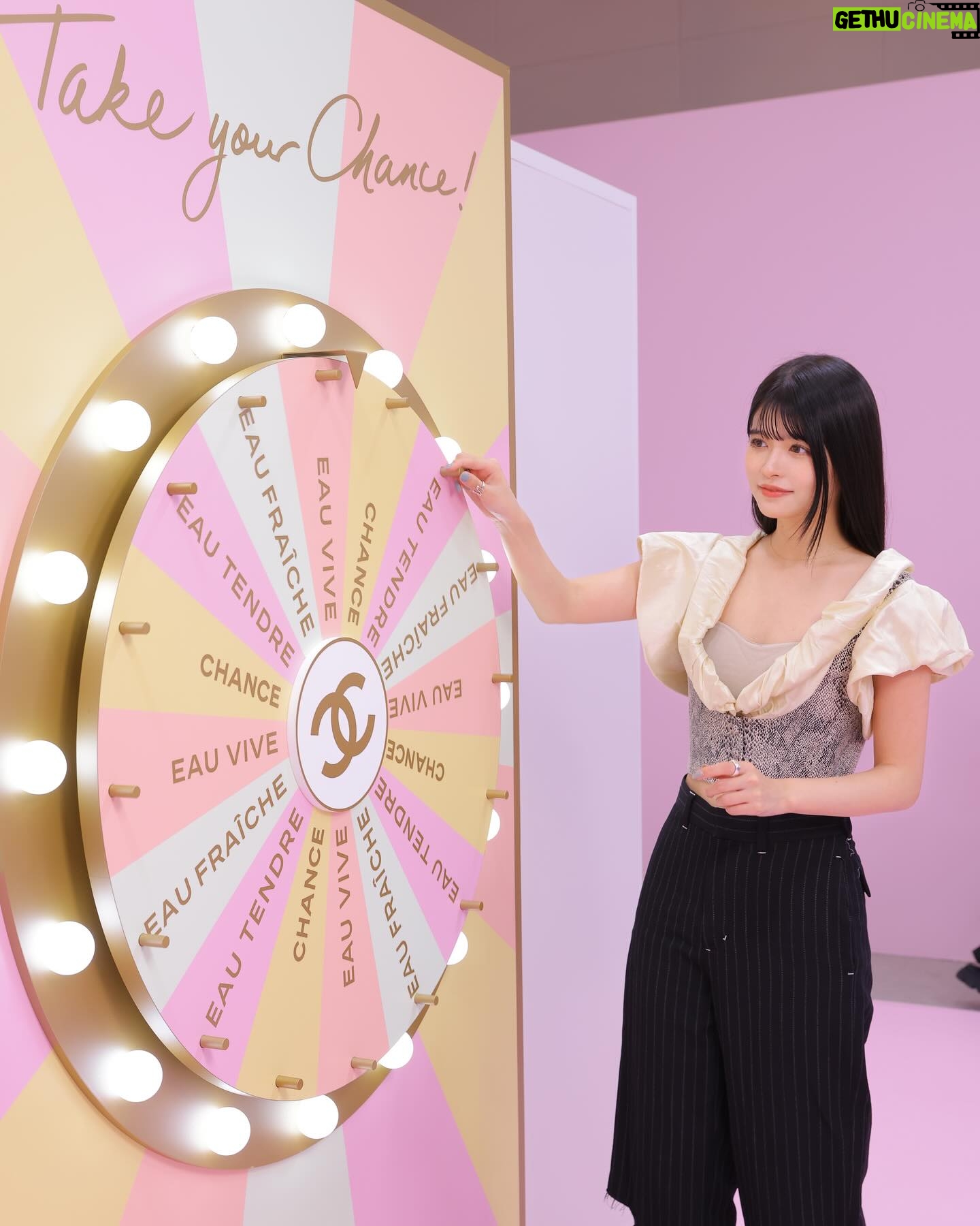 Hina Kagei Instagram - _ @CHANEL.BEAUTYのフレグランス「チャンス」の イベントにご招待頂きました🫧 カラフルで華やかな世界観が広がっていて タロットでその日の気分の香りを占ってもらったら CHANELのフレグランスの中で私が初めてつけた ジャスミンベースの香りにピンクペッパーがアクセントとなる 「チャンス」でした💛 自分の気分を上げて頑張りたいときに香りで後押ししてくれるから勝負事や大事な日などに身に纏ってココ・シャネルの様に 自らの手でチャンスを掴み取っていくぞ〜☺︎ #PR #CHANEL #CHANCE #CHANELFRAGRANCE #シャネル