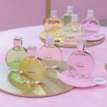 Hina Kagei Instagram - _ @CHANEL.BEAUTYのフレグランス「チャンス」の イベントにご招待頂きました🫧 カラフルで華やかな世界観が広がっていて タロットでその日の気分の香りを占ってもらったら CHANELのフレグランスの中で私が初めてつけた ジャスミンベースの香りにピンクペッパーがアクセントとなる 「チャンス」でした💛 自分の気分を上げて頑張りたいときに香りで後押ししてくれるから勝負事や大事な日などに身に纏ってココ・シャネルの様に 自らの手でチャンスを掴み取っていくぞ〜☺︎ #PR #CHANEL #CHANCE #CHANELFRAGRANCE #シャネル