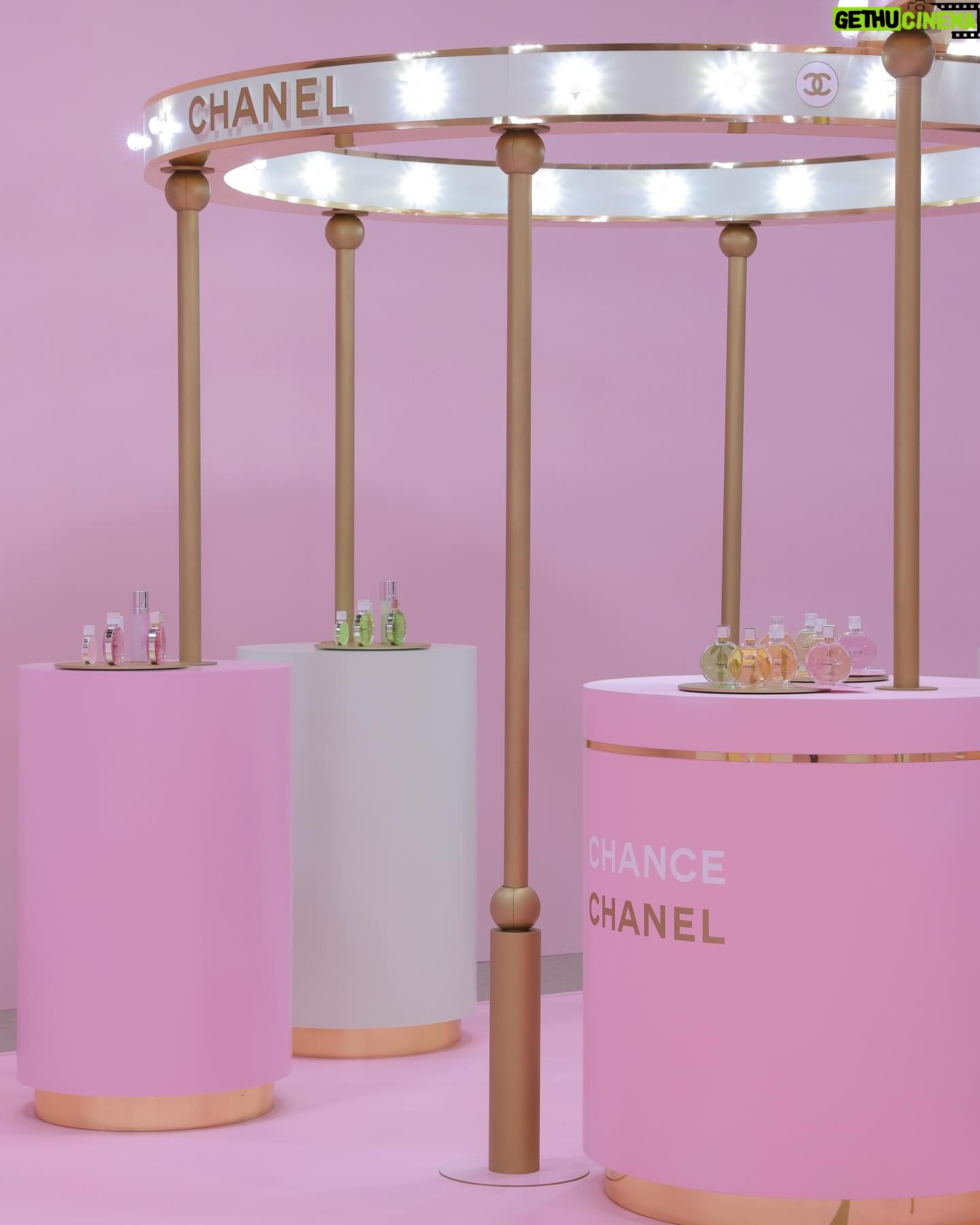 Hina Kagei Instagram - _ @CHANEL.BEAUTYのフレグランス「チャンス」の イベントにご招待頂きました🫧 カラフルで華やかな世界観が広がっていて タロットでその日の気分の香りを占ってもらったら CHANELのフレグランスの中で私が初めてつけた ジャスミンベースの香りにピンクペッパーがアクセントとなる 「チャンス」でした💛 自分の気分を上げて頑張りたいときに香りで後押ししてくれるから勝負事や大事な日などに身に纏ってココ・シャネルの様に 自らの手でチャンスを掴み取っていくぞ〜☺︎ #PR #CHANEL #CHANCE #CHANELFRAGRANCE #シャネル