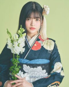Hina Kagei Instagram - _ この度、京都丸紅の振袖ブランドJAPAN STYLEさんと コラボさせて頂きました👘 今回のシリーズは「 自由で華やかなファッションで楽しんでいた 大正～昭和初期の商家の令嬢をイメージ 」ということもあり、 色々なタッチの四季のお花が散りばめられている華やかな振袖が 可愛いのはもちろん、 私自身、実際に着てみて振袖ってこんなにも自由に組み合わせたり 個性が出せて楽しめるものなんだと感動しました 普段着ているお洋服と同じように、振袖も自由に華やかに自分らしく着れるってテンションも上がるし素敵だな〜と☺︎ 他にも、珍しいデザインの髪飾りや腰に巻くリボンだったりと色々な種類の小物が豊富なのも魅力的でした🎀 この先、成人式を迎える子やそういうご家族がいる方、 そして日本だけでなく海外の方にもこの素敵なお着物が広まりますように☺︎