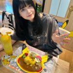 Hina Kagei Instagram - ポケモンカフェ⚡️ 当たり前だけどお店の中も流れてるBGMも運ばれてくる料理も ぜーんぶポケモンだらけで幸せ空間過ぎた〜^._.^‪ ♡゛‬ 帰りにポケモンセンター行ってクワッスのぬいぐるみに ナンジャモステッカーや初のポケカ、ゲットしてきた、 ポケカデビューしたい