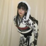 Hina Kagei Instagram - _ この度、京都丸紅の振袖ブランドJAPAN STYLEさんと コラボさせて頂きました👘 今回のシリーズは「 自由で華やかなファッションで楽しんでいた 大正～昭和初期の商家の令嬢をイメージ 」ということもあり、 色々なタッチの四季のお花が散りばめられている華やかな振袖が 可愛いのはもちろん、 私自身、実際に着てみて振袖ってこんなにも自由に組み合わせたり 個性が出せて楽しめるものなんだと感動しました 普段着ているお洋服と同じように、振袖も自由に華やかに自分らしく着れるってテンションも上がるし素敵だな〜と☺︎ 他にも、珍しいデザインの髪飾りや腰に巻くリボンだったりと色々な種類の小物が豊富なのも魅力的でした🎀 この先、成人式を迎える子やそういうご家族がいる方、 そして日本だけでなく海外の方にもこの素敵なお着物が広まりますように☺︎