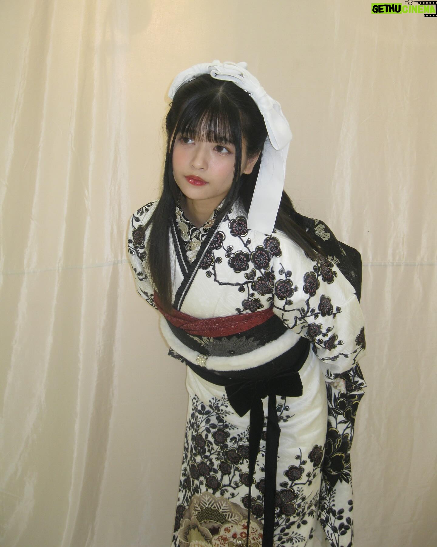 Hina Kagei Instagram - _ この度、京都丸紅の振袖ブランドJAPAN STYLEさんと コラボさせて頂きました👘 今回のシリーズは「 自由で華やかなファッションで楽しんでいた 大正~昭和初期の商家の令嬢をイメージ 」ということもあり、 色々なタッチの四季のお花が散りばめられている華やかな振袖が 可愛いのはもちろん、 私自身、実際に着てみて振袖ってこんなにも自由に組み合わせたり 個性が出せて楽しめるものなんだと感動しました 普段着ているお洋服と同じように、振袖も自由に華やかに自分らしく着れるってテンションも上がるし素敵だな〜と☺︎ 他にも、珍しいデザインの髪飾りや腰に巻くリボンだったりと色々な種類の小物が豊富なのも魅力的でした🎀 この先、成人式を迎える子やそういうご家族がいる方、 そして日本だけでなく海外の方にもこの素敵なお着物が広まりますように☺︎