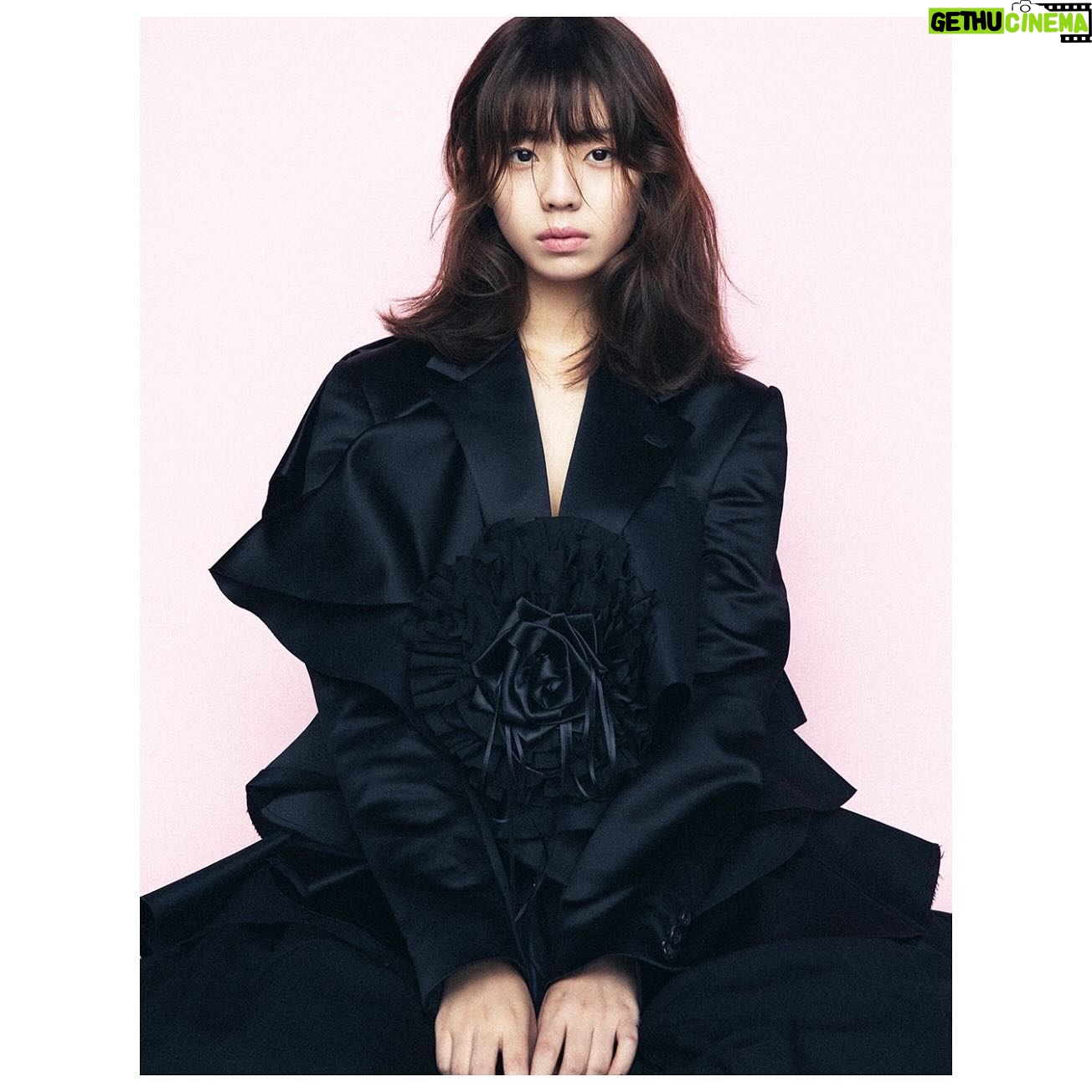 Hina Kikuchi Instagram - dazedkorea12月号に掲載して頂きました!韓国での初めての撮影…是非チェックよろしくお願いいたします·͜· ︎︎ᕷ