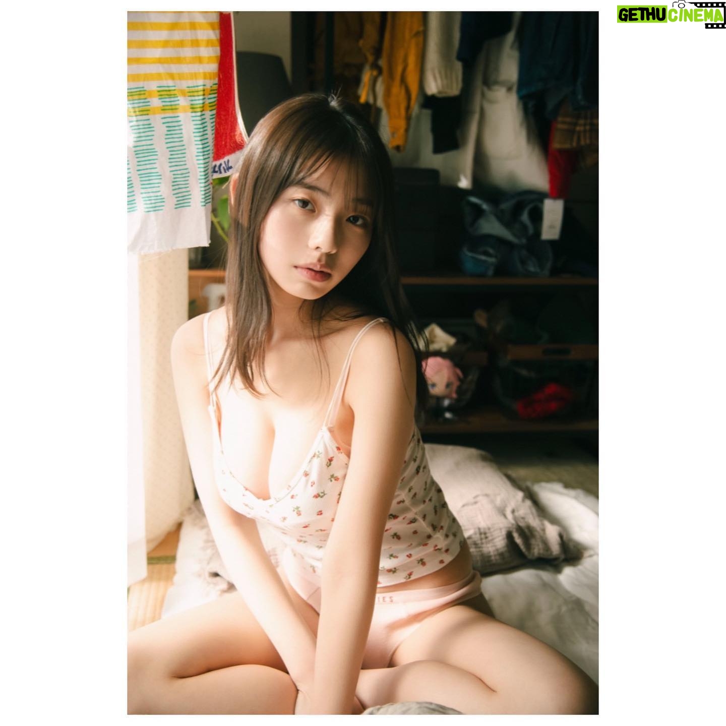 Hina Kikuchi Instagram - 3月15日に私の初カレンダーブックが発売されます!ぜひお部屋などに飾ってくれたら嬉しいです👍🏻💭