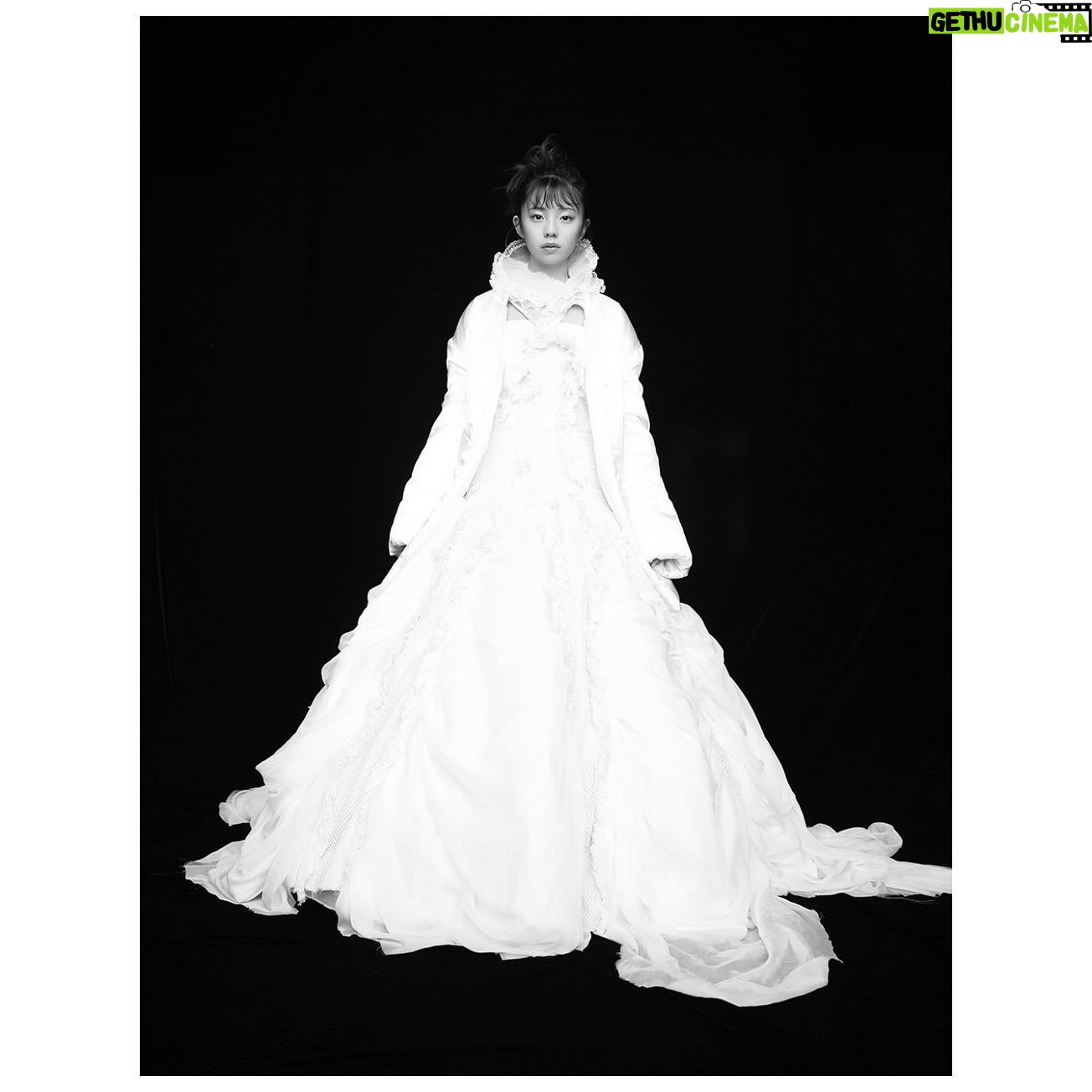 Hina Kikuchi Instagram - dazedkorea12月号に掲載して頂きました!韓国での初めての撮影…是非チェックよろしくお願いいたします·͜· ︎︎ᕷ