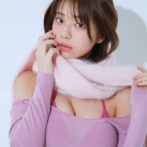 Hina Kikuchi Instagram - 4月26日本日発売FRIDAY5月10・17日合併号で表紙＆巻頭を飾らせて頂きました！
ソロメイキングDVD付きです💗
色々な雰囲気の私を是非楽しんでください😊✨
