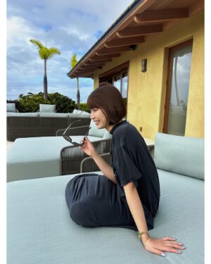 Hinako Umemura Instagram - .
.
お腹が空くと食べたくなる
たらふく食べると苦しくなる
疲れると横になりたくなる
横になり続けるのも疲れて起き上がりたくなる
起き上がるとまた疲れて寝たくなる
諸行無常、栄枯盛衰、唯我独尊🌾🐉
（わたしが常に大事にしてる四字熟語3つ）
なにかを続けるということは、気付かぬうちに
変化を少しずつ受け入れていることでもあるのかも
心地よく生きるためには感謝の心を忘れずに
変化のちょうど真ん中を常に感じることが大事ね