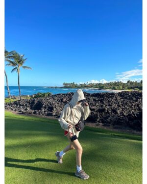 Hinako Umemura Instagram - .
.
お腹が空くと食べたくなる
たらふく食べると苦しくなる
疲れると横になりたくなる
横になり続けるのも疲れて起き上がりたくなる
起き上がるとまた疲れて寝たくなる
諸行無常、栄枯盛衰、唯我独尊🌾🐉
（わたしが常に大事にしてる四字熟語3つ）
なにかを続けるということは、気付かぬうちに
変化を少しずつ受け入れていることでもあるのかも
心地よく生きるためには感謝の心を忘れずに
変化のちょうど真ん中を常に感じることが大事ね