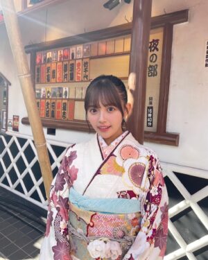 Hinami Mori Instagram - 新年、明けまして
おめでとうございます🎍⛅️
今年もよろしくお願いします☺︎
健やかに過ごしながら、美味しいものいっぱい食べようね

そして！！明日、1/2(火) 14:00〜
テレビ東京「新春！お笑い名人寄席」
出演しますー！！！🫶🏻
お正月にテレビでお笑い番組を見るのが大好きで。
年始の番組に振袖姿で出ることは
1つの目標でして憧れだったのです。。
なんと初めての大喜利にも挑戦してます...ひぇ

私にとって嬉しい嬉しい
2024年の幕開けになったよ
一緒に観て、初笑いしましょうね☺️