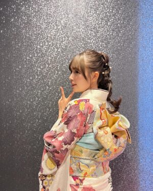 Hinami Mori Instagram - 新年、明けまして
おめでとうございます🎍⛅️
今年もよろしくお願いします☺︎
健やかに過ごしながら、美味しいものいっぱい食べようね

そして！！明日、1/2(火) 14:00〜
テレビ東京「新春！お笑い名人寄席」
出演しますー！！！🫶🏻
お正月にテレビでお笑い番組を見るのが大好きで。
年始の番組に振袖姿で出ることは
1つの目標でして憧れだったのです。。
なんと初めての大喜利にも挑戦してます...ひぇ

私にとって嬉しい嬉しい
2024年の幕開けになったよ
一緒に観て、初笑いしましょうね☺️
