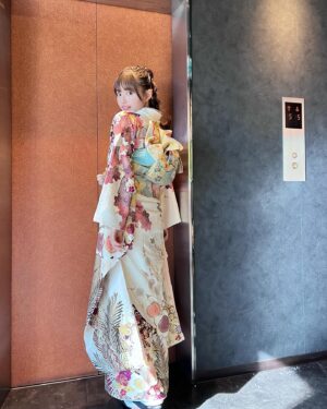 Hinami Mori Instagram - 新年、明けまして
おめでとうございます🎍⛅️
今年もよろしくお願いします☺︎
健やかに過ごしながら、美味しいものいっぱい食べようね

そして！！明日、1/2(火) 14:00〜
テレビ東京「新春！お笑い名人寄席」
出演しますー！！！🫶🏻
お正月にテレビでお笑い番組を見るのが大好きで。
年始の番組に振袖姿で出ることは
1つの目標でして憧れだったのです。。
なんと初めての大喜利にも挑戦してます...ひぇ

私にとって嬉しい嬉しい
2024年の幕開けになったよ
一緒に観て、初笑いしましょうね☺️